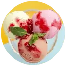 ¡Un momento delicioso para compartir! Disfruta del auténtico sabor del helado Jijonenca servido en copas de vidrio.