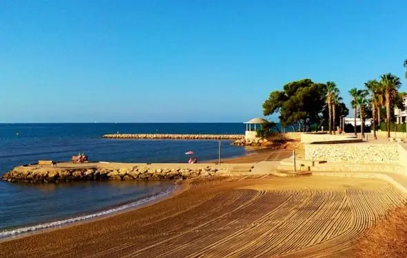 Descubre La Ràpita este verano y vive unas vacaciones inolvidables. Explora el increíble mar Mediterráneo y sube a la montaña con los helados de Gelateria Magda.