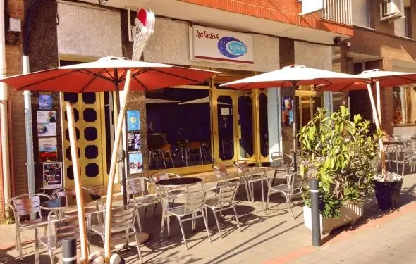Disfruta de los mejores sabores de helado y bebidas refrescantes en Sant Carles de la Ràpita: ¡las delicias heladas de Gelateria Magda!